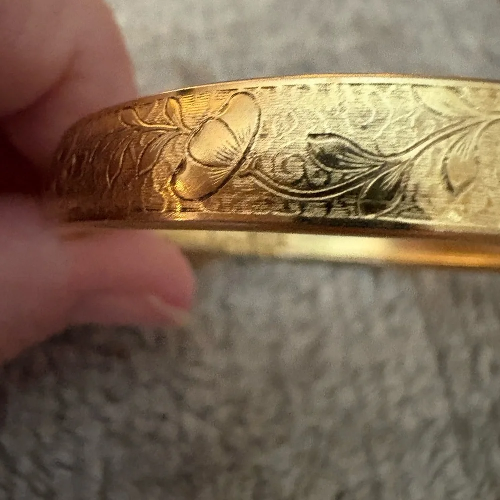 GUC gold tone bangle bracelet